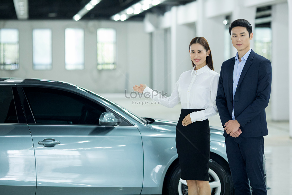 lovepik-car-sales-staff-introduce-cars-picture_500676932-1 Nhân viên sale xe ô tô: Vai trò, Kỹ năng và Cơ hội nghề nghiệp