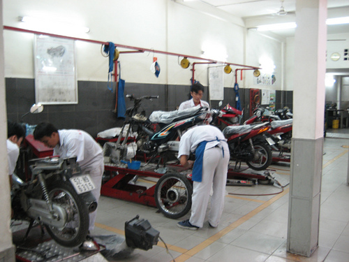 Thiết bị sửa chữa ô tô xe máy: Hướng dẫn toàn diện