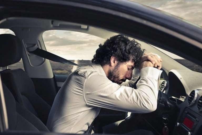 Ngủ trong xe ô tô bật điều hoà: Hướng dẫn an toàn toàn diện