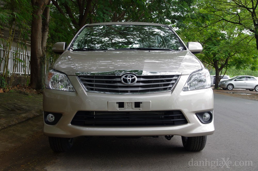 Xe ô tô Innova 7 chỗ đời 2012: Đánh giá chi tiết từ A-Z