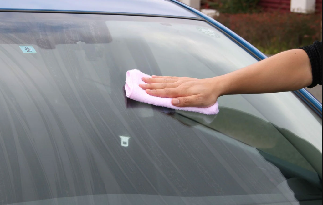 ve-sinh-kinh-xe-o-to-1 Kính cường lực xe ô tô: Giải pháp an toàn tối ưu cho mọi hành trình