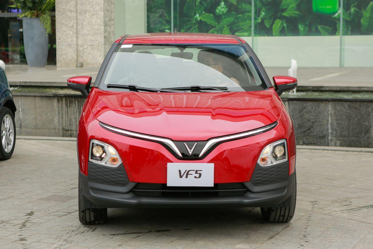 Xe ô tô VinFast chạy ngoài đường: Sức ảnh hưởng và sự phổ biến