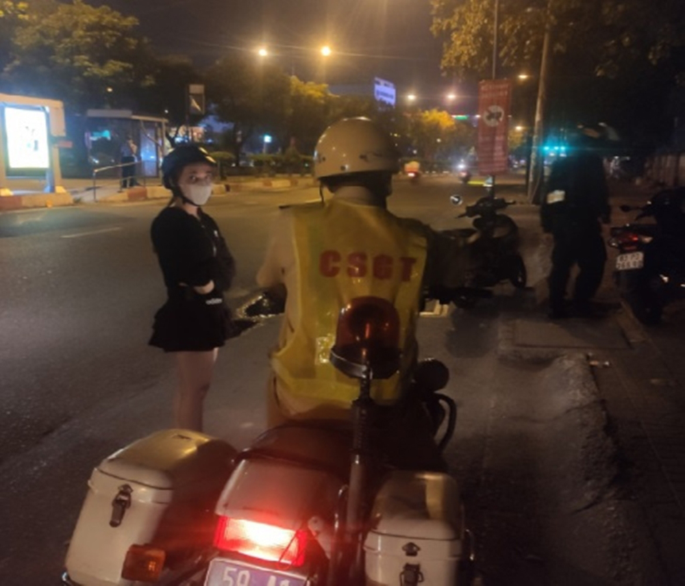 Cảnh sát giao thông bắt xe ô tô: Những điều tài xế cần biết