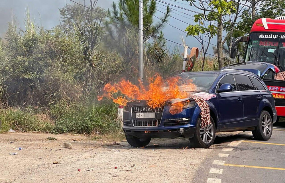 Xe ô tô bốc cháy khi đang chạy trên đường: Nguyên nhân và cách xử lý khẩn cấp