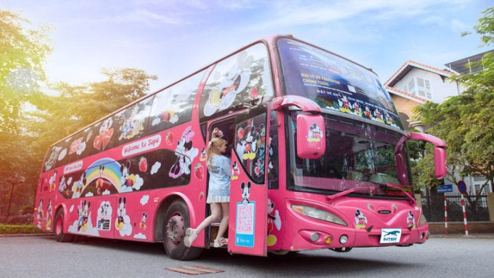 Khách du lịch chuẩn bị lên xe giường nằm đi Sapa