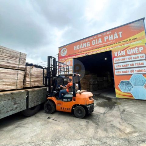Hệ thống tấm ván gỗ nâng bánh xe ô tô tự chế với cấu trúc chắc chắn