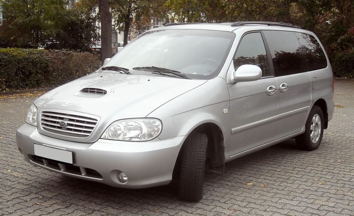 Tổng thể xe Kia Carnival 2009 màu bạc nhìn từ phía trước, nhấn mạnh sự sang trọng
