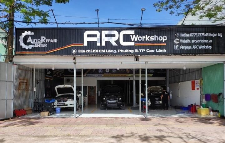 Kỹ thuật viên đang thực hiện sửa chữa vòm nhon ô tô bị móp méo