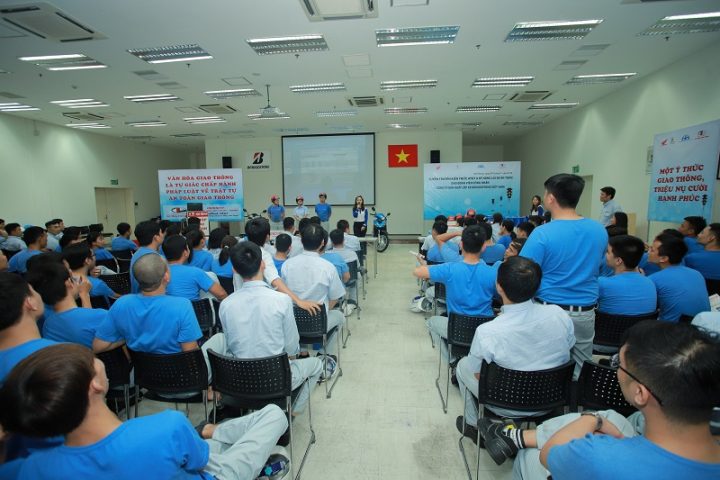 Toàn cảnh showroom đại lý ô tô xe máy chuyên nghiệp, thể hiện sự uy tín của công ty