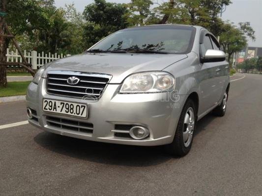 Nội thất Daewoo Gentra SX 2009 màu đen với ghế nỉ và bảng taplo đơn giản, vô lăng 4 chấu và các nút điều khiển cơ bản