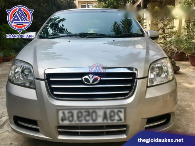 Một chiếc Daewoo Gentra đang đậu tại một bãi đất trống, nhìn từ phía sau bên phải, cho thấy thiết kế đèn hậu và thân xe