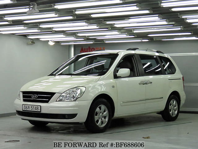 Góc nhìn phía trước bên phải của mẫu xe đa dụng Kia Carnival 2009
