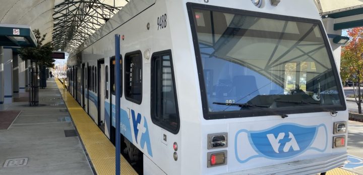 Toàn cảnh bộ đồ chơi đường ray xe ô tô với các khúc cua và dốc, tạo trải nghiệm tốc độ