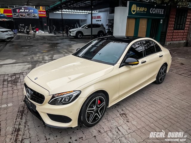Mercedes dán đổi màu kem Barbie sang trọng