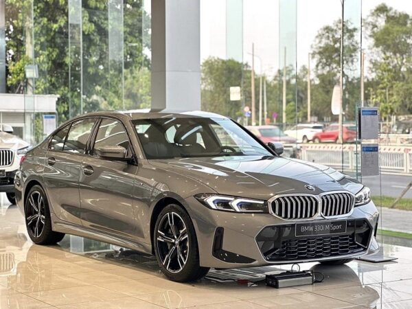 Chi tiết ngoại thất BMW 330i M Sport tương đồng với BMW 320i