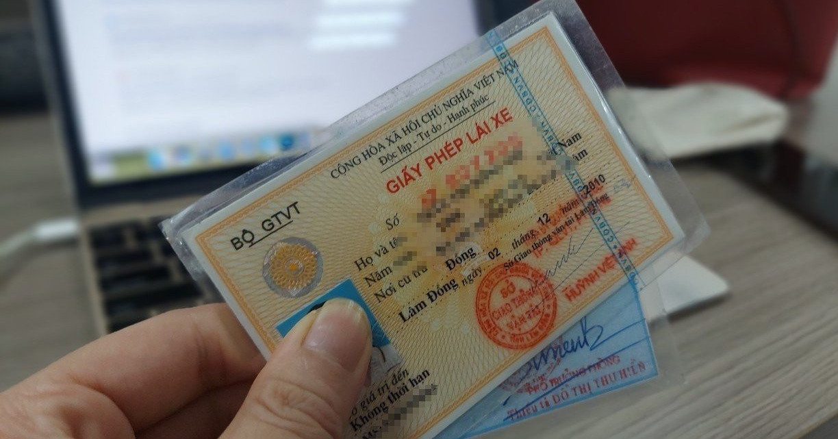 Sử dụng bằng lái xe ô tô bị tẩy xóa: Rủi ro và Quy định