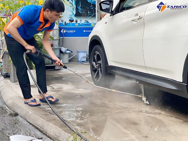 Béc phun xịt rửa gầm ô tô