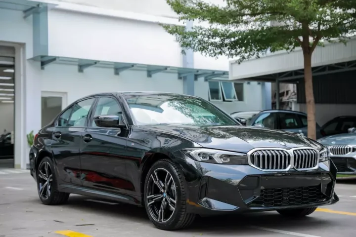 Hình ảnh ngoại thất BMW 320i LCI M Sport 2023 thiết kế hiện đại