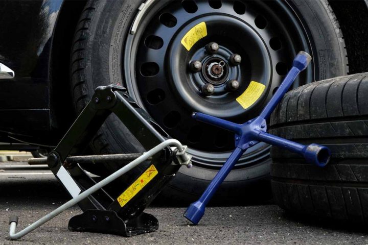 Bộ dụng cụ thay lốp dự phòng cơ bản cho xe ô tô