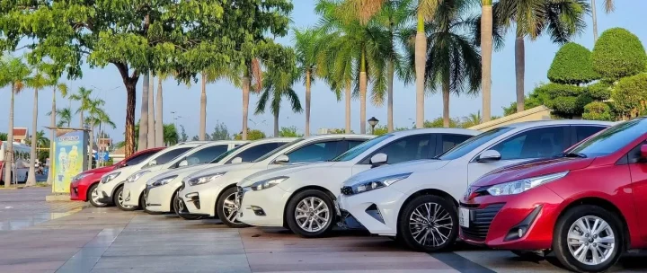 Một chiếc ô tô màu xanh dương đang đỗ trên đường