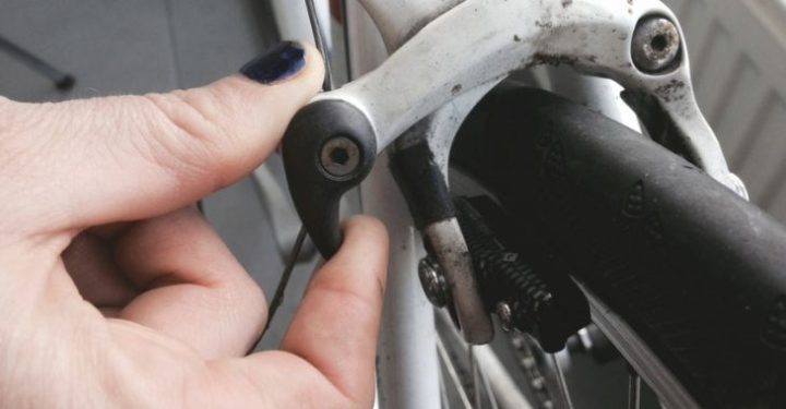 Xe Bị Lắc Và Kêu Phần Đầu Ô Tô: Nguyên Nhân và Cách Xử Lý Hiệu Quả