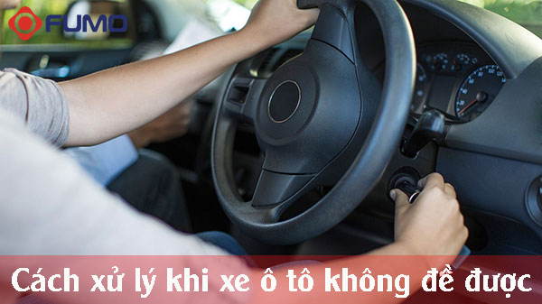 Kỹ thuật viên kiểm tra động cơ xe ô tô khi không đề được