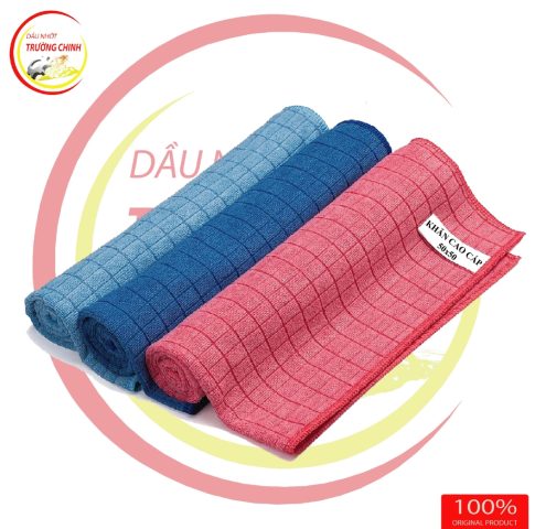 Người dùng đang vệ sinh xe ô tô bằng khăn lau chuyên dụng
