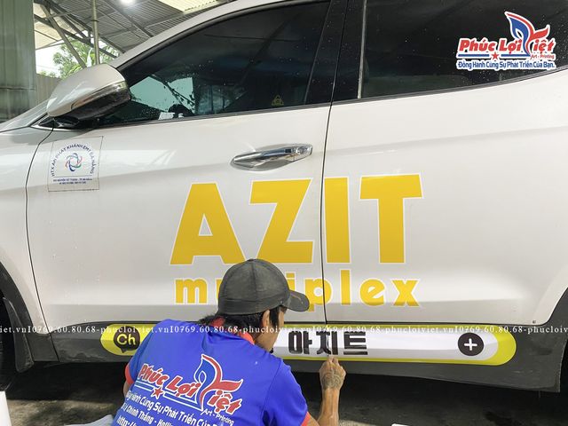 Hình ảnh xe ô tô đang được dán decal chuyên nghiệp tại Đà Nẵng