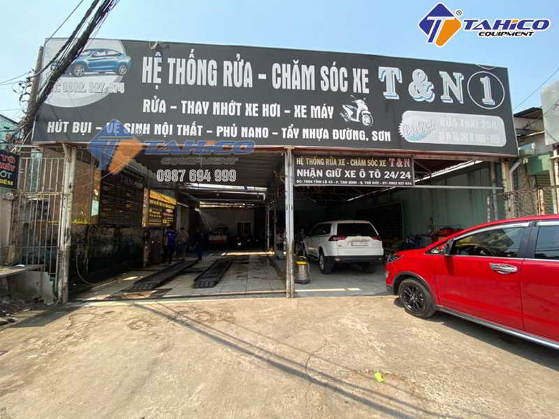 Trung tâm rửa xe ô tô đêm với trang thiết bị hiện đại