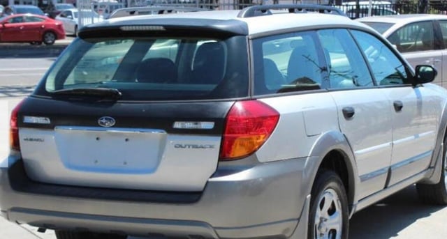 Chiếc Subaru Outback với bộ lốp và mâm xe được tùy chỉnh, thể hiện sự đa dạng về phong cách.