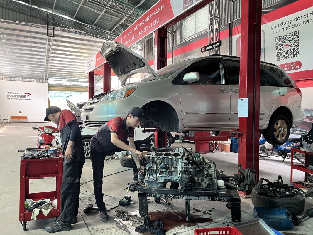 Sửa xe ô tô công hạ máy: Quy trình, chi phí và kinh nghiệm