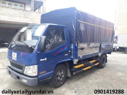 Góc nhìn tổng thể xe tải Đô Thành IZ49 thùng mui bạt, cho thấy kích thước và khả năng chuyên chở của xe