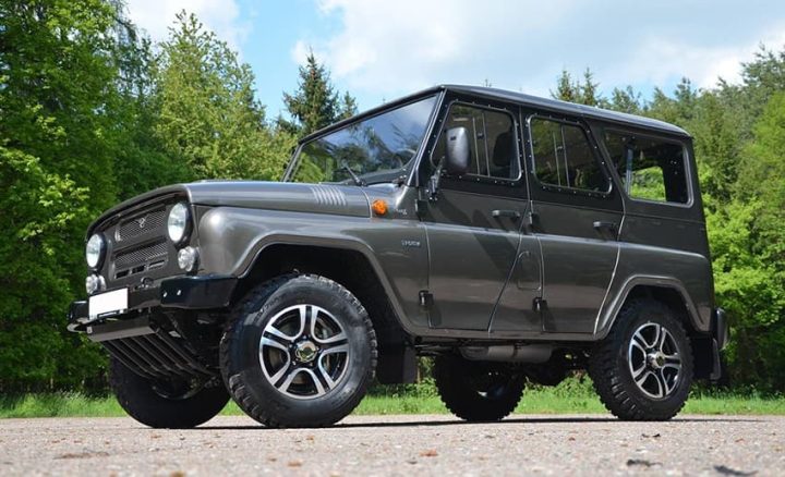 Hình ảnh tổng thể xe UAZ Hunter với thiết kế bền bỉ, mạnh mẽ