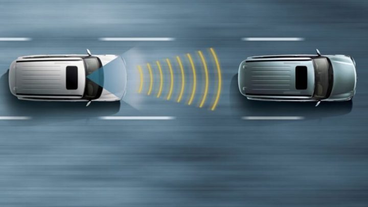 Cảnh báo va chạm trên màn hình hiển thị của xe ô tô