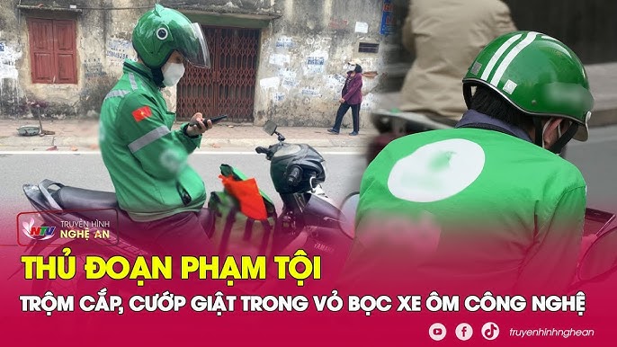 Kẻ trộm đang tiếp cận một chiếc xe ô tô để thực hiện hành vi cướp tài sản