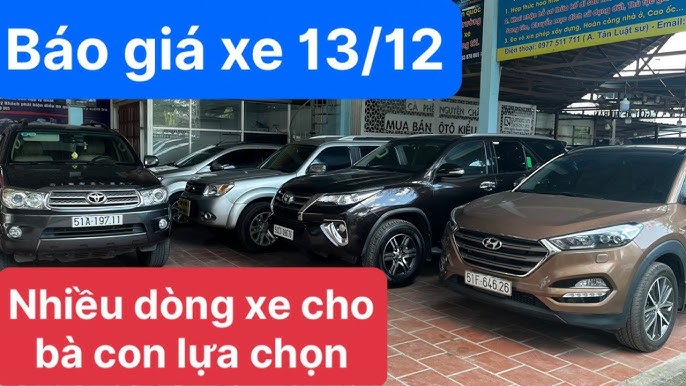 Dãy xe ô tô đã qua sử dụng được trưng bày tại một salon ở chợ xe ô tô cũ Thành phố Hồ Chí Minh