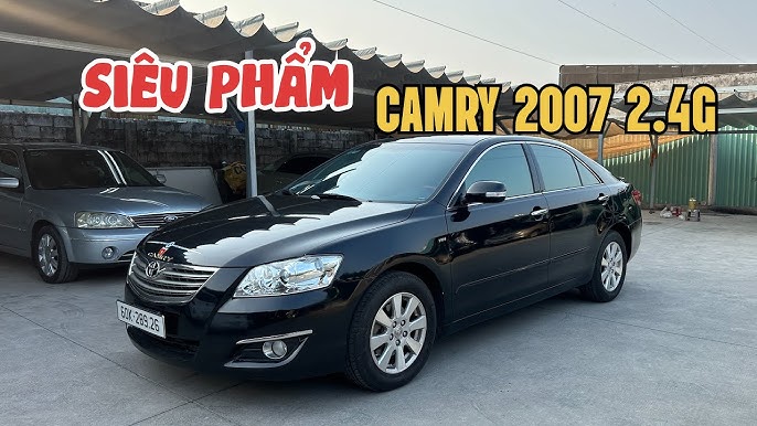 Hình ảnh tổng thể Toyota Camry 2.4G từ góc nhìn phía trước, tôn lên vẻ sang trọng và hiện đại của mẫu sedan.