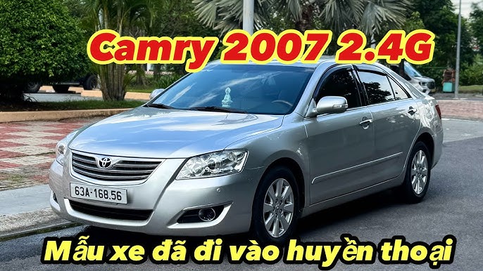 Chi tiết phần đầu xe Toyota Camry 2.4G, thể hiện lưới tản nhiệt và cụm đèn pha LED sắc sảo, tăng cường sự nhận diện.