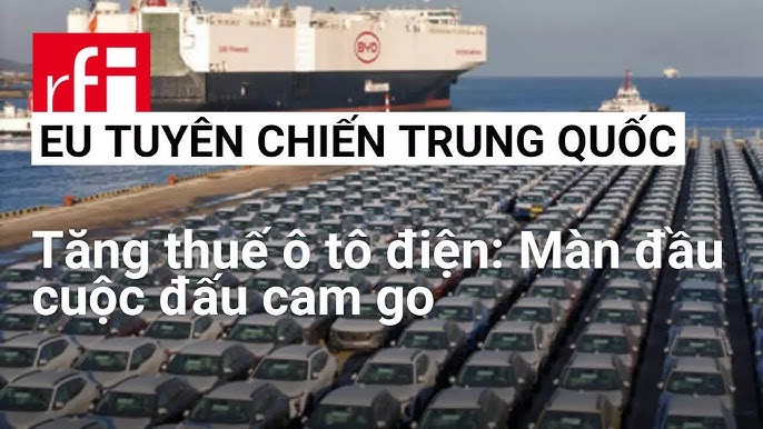 Một chiếc xe ô tô điện đang di chuyển trên đường, đại diện cho sự phát triển của giao thông xanh và chính sách ưu đãi