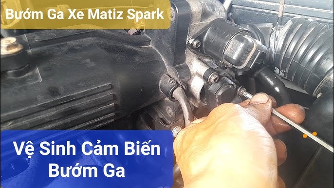 Kỹ thuật viên đang kiểm tra động cơ ô tô