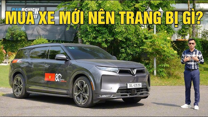 Một chiếc ô tô hiện đại đang di chuyển trên đường cao tốc, minh họa các tính năng hỗ trợ lái xe tiên tiến.