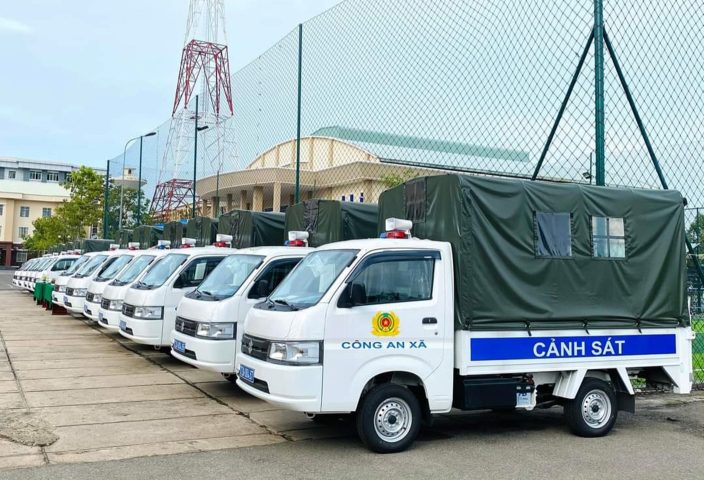 Xe ô tô công an sedan màu trắng, xanh với đèn ưu tiên trên nóc