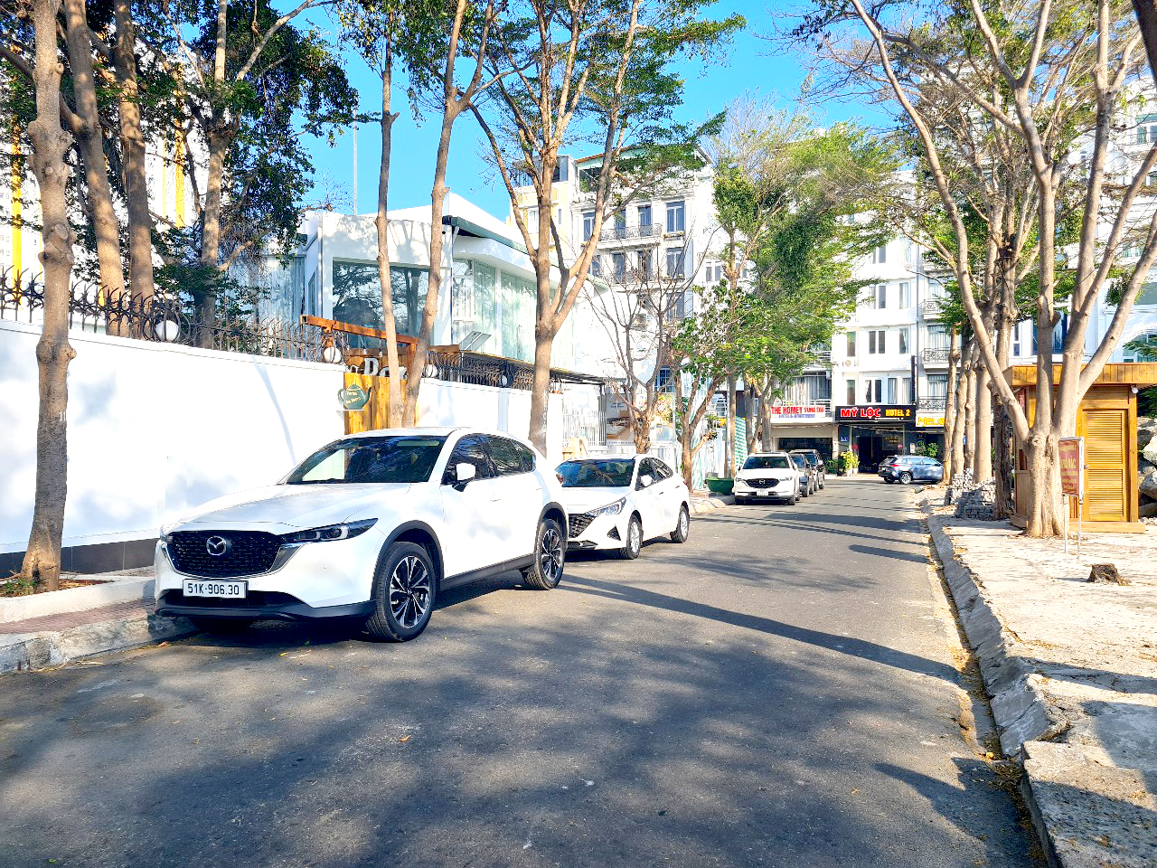 Xe ô tô làm hỏng vỉa hè phạt bao nhiêu: Quy định và mức phạt chi tiết
