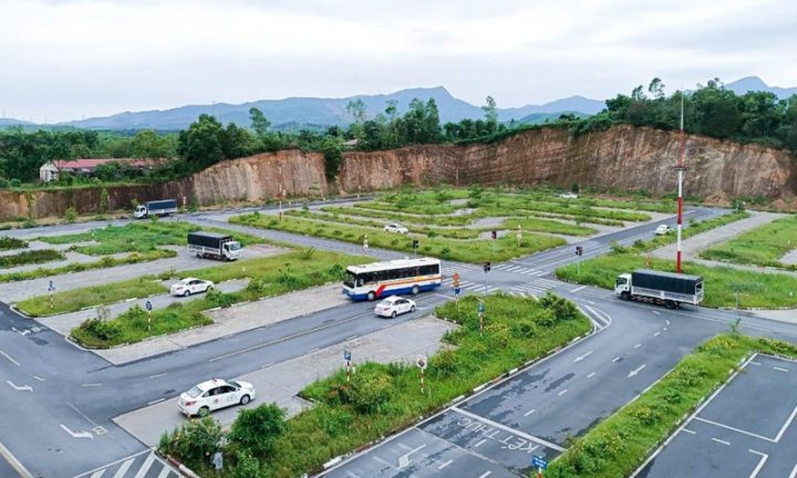 Hình ảnh một chiếc ô tô được kiểm tra kỹ thuật tại một trung tâm đăng kiểm xe, minh họa cho quy trình tuân thủ Thông tư 04