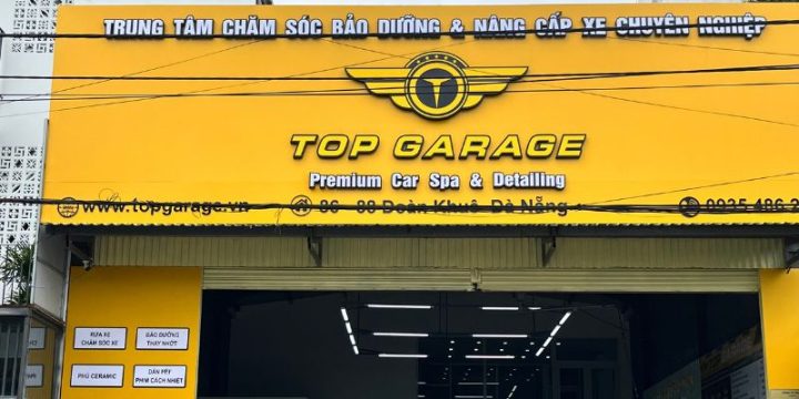 Kỹ thuật viên chuyên nghiệp đánh bóng xe ô tô tại trung tâm chăm sóc xe Đà Nẵng