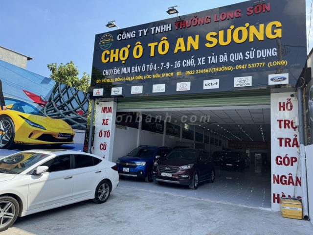 Khách hàng đang kiểm tra chi tiết một chiếc xe ô tô cũ tại chợ xe TP.HCM