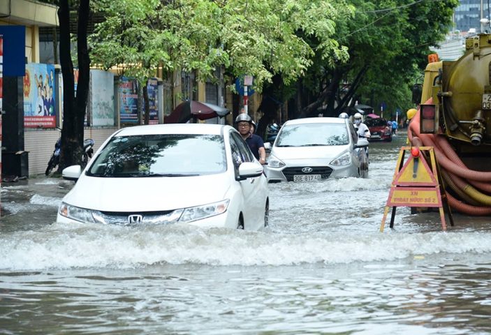 Cách Đi Xe Ô Tô Khi Đường Ngập Nước An Toàn Và Hiệu Quả