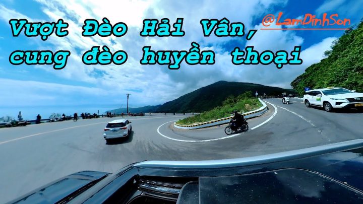 Phong cảnh hùng vĩ khi lái xe qua đèo Hải Vân nhìn từ trên cao