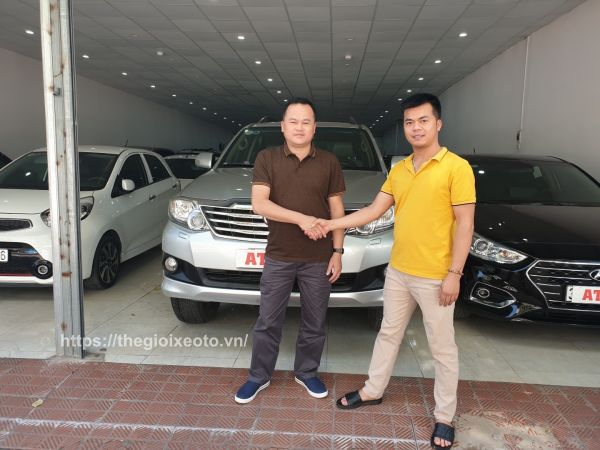 Khu vực trưng bày các dòng xe ô tô cũ đa dạng tại một showroom ở Quảng Ngãi