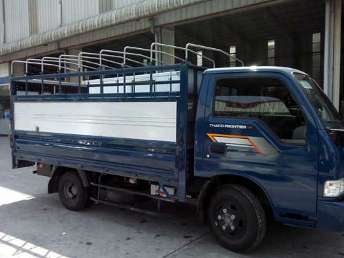 Một chiếc xe tải cũ màu xanh đang được kiểm tra, minh họa việc mua xe cũ tại Bình Định